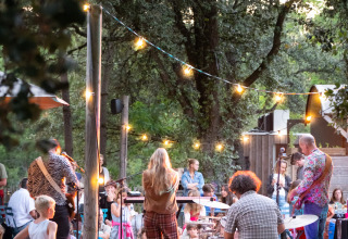 Concerto all'aperto a Huttopia Oléron les Pins - Glamping Nouvelle-Aquitaine con famiglie e bambini presenti.