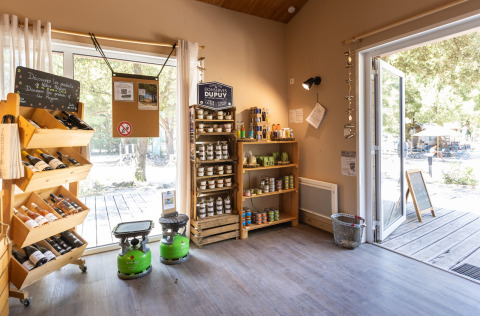 Tienda en Huttopia Oléron les Pins Glamping Nouvelle-Aquitaine con vinos locales y productos de la región.
