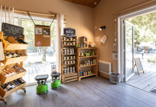 Boutique de Huttopia Oléron les Pins Glamping Nouvelle-Aquitaine avec vins locaux et produits régionaux.