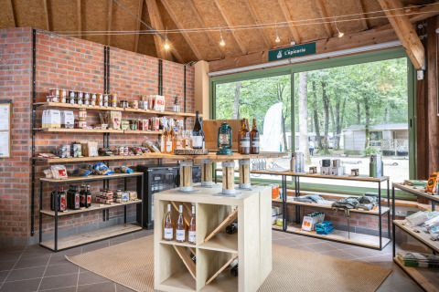 Butik med lokale produkter og vin på Huttopia Lac de Sillé - Glamping Pays de la Loire, med udsigt til natur.