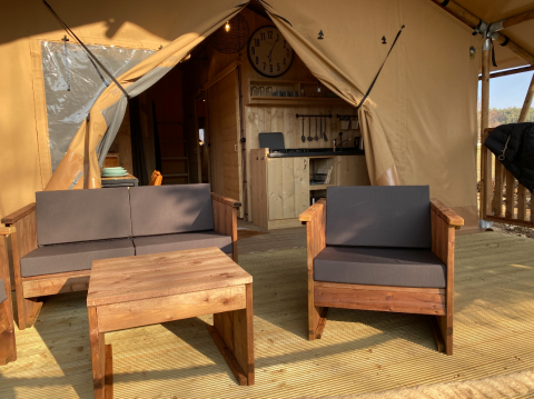 Træmøbler og luksustelt med køkken på Azur Camping Altmühle Nature Lodge Beieren glamping i Kipfenberg.