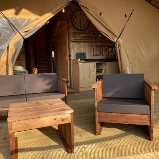 Mobilier en bois et tente de luxe avec cuisine chez Azur Camping Altmühle Nature Lodge Beieren glamping à Kipfenberg.