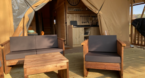 Holzmöbel und Luxuszelte mit Küche bei Azur Camping Altmühle Nature Lodge Beieren Glamping in Kipfenberg.