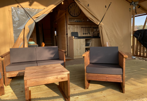 Træmøbler og luksustelt med køkken på Azur Camping Altmühle Nature Lodge Beieren glamping i Kipfenberg.