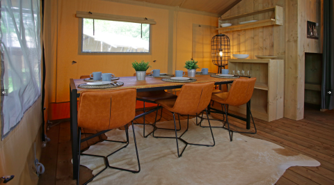 Coin repas dans un hébergement glamping à Azur Camping Altmühle (Kipfenberg) - Nature Lodge Bavière.