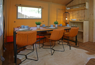 Eethoek in een glampingaccommodatie bij Azur Camping Altmühle (Kipfenberg) - Nature Lodge Beieren.