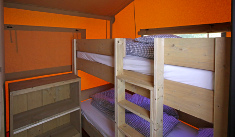Interior view of the Nature Lodge at Azur Camping Altmühle, Kipfenberg, featuring wooden bunk beds.