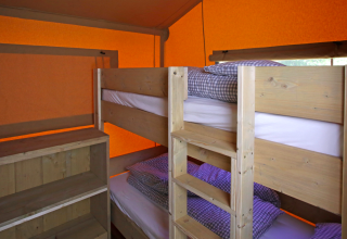 Indvendigt billede af glampingboligen Nature Lodge i Azur Camping Altmühle, Kipfenberg, med køjesenge.