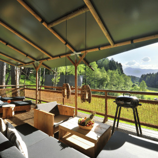 Luksuriøs glamping i Natur Resort Natterer See - Safarilodges Tirol med terrasse, grill og naturskøn udsigt.
