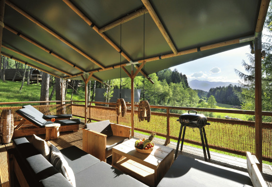Glamping de luxe au Nature Resort Natterer See - Safarilodges Tirol avec terrasse, barbecue et vue nature.