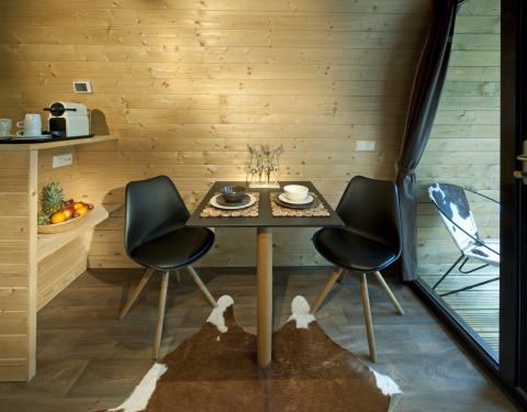 Alojamiento glamping moderno en Nature Resort Natterer See - Safarilodges Tirol con zona de comedor