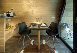 Moderne glampingaccommodatie in Nature Resort Natterer See - Safarilodges Tirol met een eetruimte