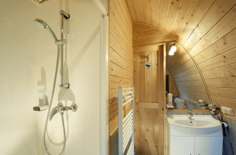 Moderne badeværelse med træloft og brusekabine hos Nature Resort Natterer See - Safarilodges Tirol.