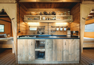 Sfeervolle houten keuken in een glamping lodge bij Nature Resort Natterer See - Safarilodges Tirol.