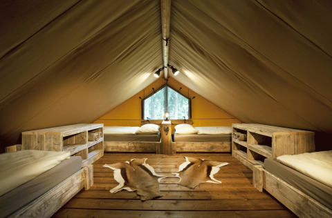 Sfeervolle glampingaccommodatie bij Nature Resort Natterer See, Safarilodges Tirol met vier houten bedden.