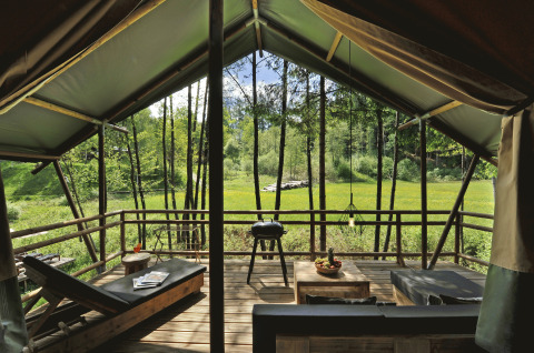Alojamiento glamping en Nature Resort Natterer See - Safarilodges Tirol con terraza y vistas al bosque.