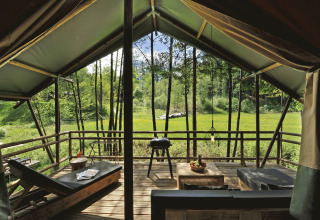 Glampingverblijf Nature Resort Natterer See - Safarilodges Tirol met terras en zicht op het groene landschap.