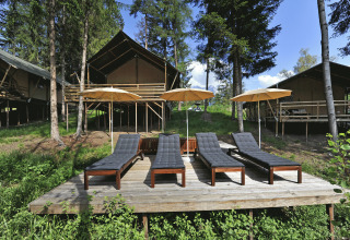 Glamping bij Nature Resort Natterer See - Safarilodges Tirol met safaritenten, ligstoelen en parasols.
