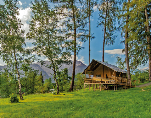 Glamping bij Nature Resort Natterer See, safarilodge tussen bomen met uitzicht op de bergen in Tirol.