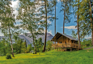 Glamping en Nature Resort Natterer See; lodge tipo safari entre árboles, vistas a montañas en Tirol.