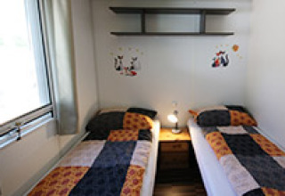 Immagine di una sistemazione glamping al Camping Naumburg in Assia con letto matrimoniale, letti singoli e wc.