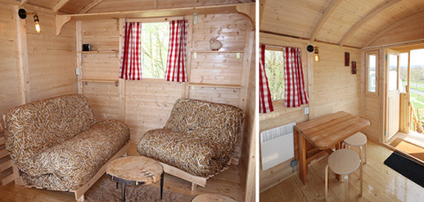 Indvendig visning af hyggelig glampinghytte i Camping Naumburg - Glamping Hessen med træmøbler og ternede gardiner.