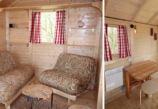 Intérieur chaleureux d'un hébergement glamping au Camping Naumburg - Glamping Hessen avec meubles en bois et rideaux à carreaux.