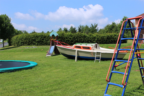 Spielplatz mit Boot, Rutsche, Trampolin und Klettergerüst bei Camping Naumburg - Glamping Hessen.