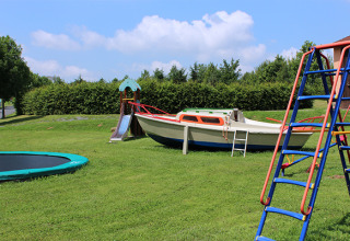 Aire de jeux avec bateau, toboggan, trampoline et structure d’escalade à Camping Naumburg - Glamping Hessen.