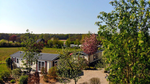 Glamping accommodatie Campingpark Kerstgenshof - Landhuis Chalets Duitsland met groen en natuur rondom.