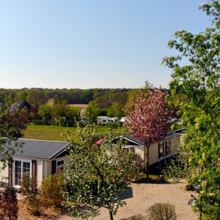 Glamping accommodatie Campingpark Kerstgenshof - Landhuis Chalets Duitsland met groen en natuur rondom.