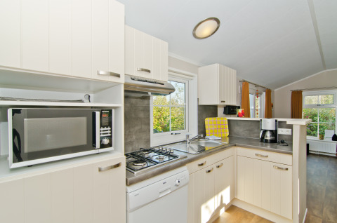 Modern kitchen amenities inside glamping accommodation at Campingpark Kerstgenshof - Landhuis Chalets Germany.