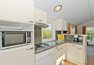Modern kitchen amenities inside glamping accommodation at Campingpark Kerstgenshof - Landhuis Chalets Germany.