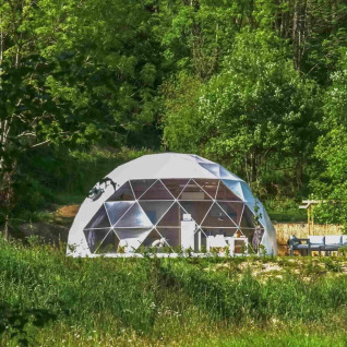 Geodetische koepel voor glamping bij Domaine la Chabanne - Domes Auvergne-Rhône-Alpes in het bos.