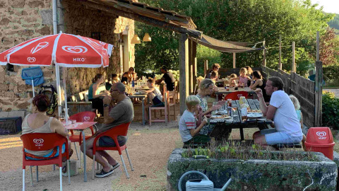 Gäste essen im Freien bei Domaine la Chabanne - Domes Auvergne-Rhône-Alpes an einem sonnigen Tag.