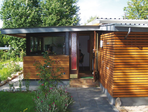 Alojamiento glamping moderno en Campingpark Lindelgrund - Chalets Rheinland-Pfalz con fachada de madera.