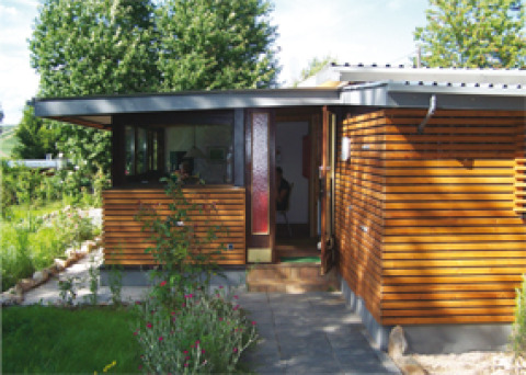 Moderne glamping accommodatie bij Campingpark Lindelgrund - Chalets Rheinland-Pfalz met houten gevelbekleding.