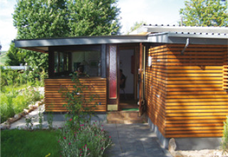 Moderne Glamping-Unterkunft bei Campingpark Lindelgrund - Chalets Rheinland-Pfalz mit Holzverkleidung.