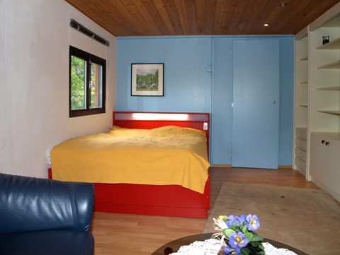 Interior view of a cozy glamping accommodation at Campingpark Lindelgrund - Chalets Rheinland-Pfalz.