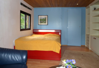 Vue intérieure d'un hébergement glamping cosy au Campingpark Lindelgrund - Chalets Rheinland-Pfalz.