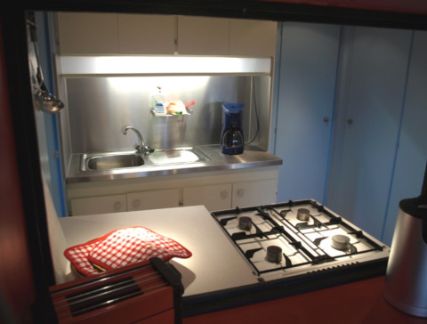 Petite cuisine de glamping avec gazinière, évier et cafetière, Campingpark Lindelgrund - Chalets Rheinland-Pfalz.