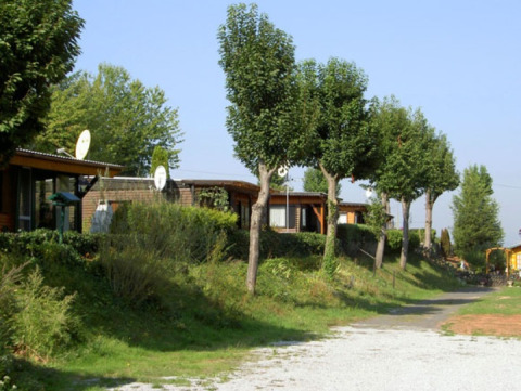 Glamping indkvartering ved Campingpark Lindelgrund - Chalets Rheinland-Pfalz med hytter omgivet af træer.