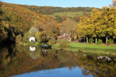 Campingpark Lindelgrund - Chalets Rheinland-Pfalz, hébergement glamping au bord du lac, vue sur les bois.