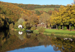 Campingpark Lindelgrund - Chalets Rheinland-Pfalz, glamping aan het water omgeven door bossen en groene glooiingen.