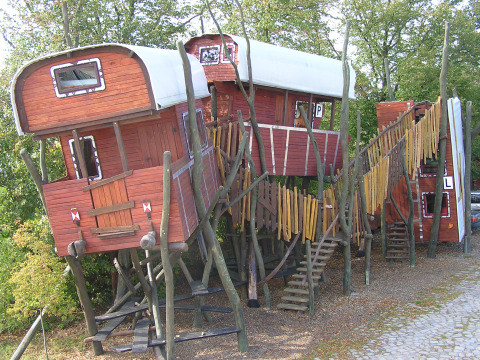 Alojamiento glamping único en casas de madera en árboles, simulando vagones de tren en Erlebnisbahn Ratzeburg.