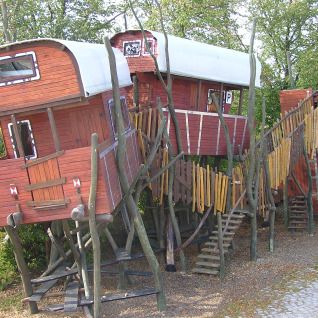 Hébergement glamping unique en cabanes perchées, inspirées de wagons de train, à Erlebnisbahn Ratzeburg.