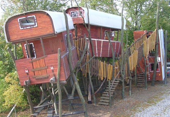 Hébergement glamping unique en cabanes perchées, inspirées de wagons de train, à Erlebnisbahn Ratzeburg.