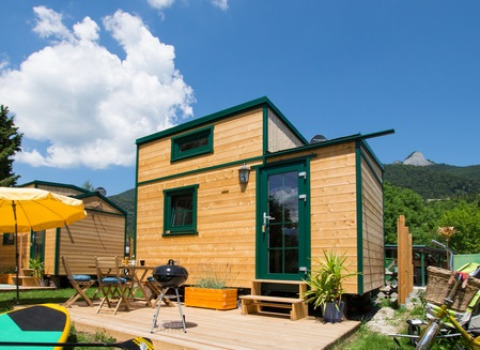 Tiny house de madera en Seecamping Appesbach, Austria, con terraza y barbacoa, ideal para glamping al aire libre.