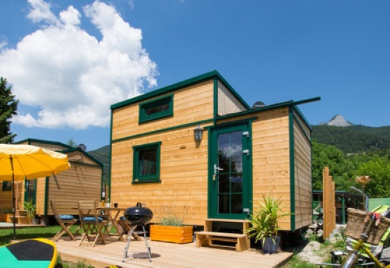 Tiny house en bois à Seecamping Appesbach, Autriche, avec terrasse et barbecue, idéale pour le glamping.