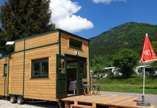 Glamping-Unterkunft bei Seecamping Appesbach – Tiny House Österreich, idyllisch am Fuße grüner Berge gelegen.